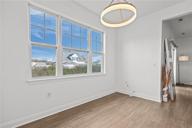 Building Photo - 106 E Mill St