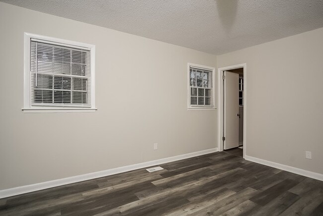 Building Photo - Large 4 Bedroom Home!