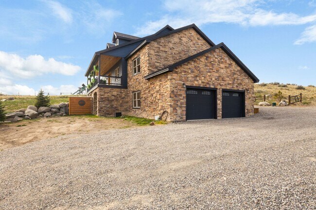 Building Photo - Spacious 6-bedroom, 4.5-bathroom home is i...