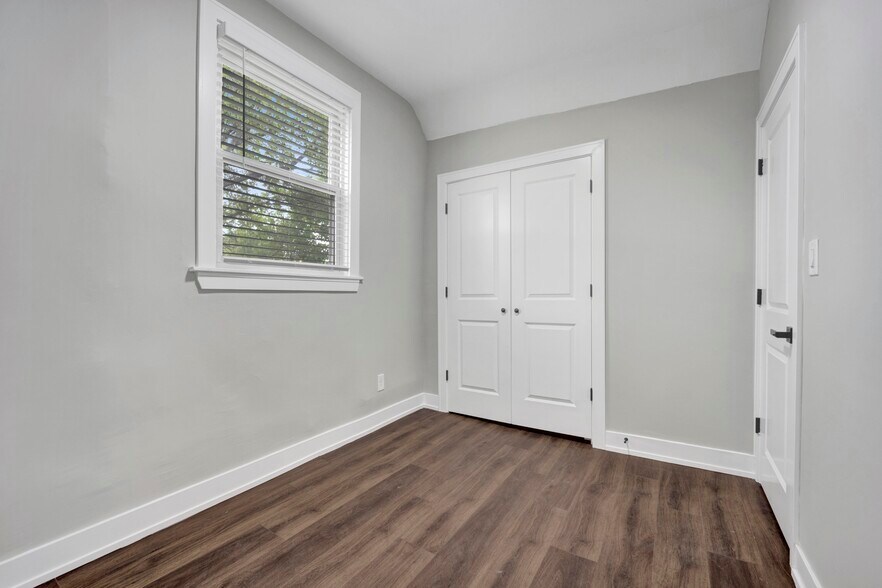 Building Photo - 3040 W Medill Ave