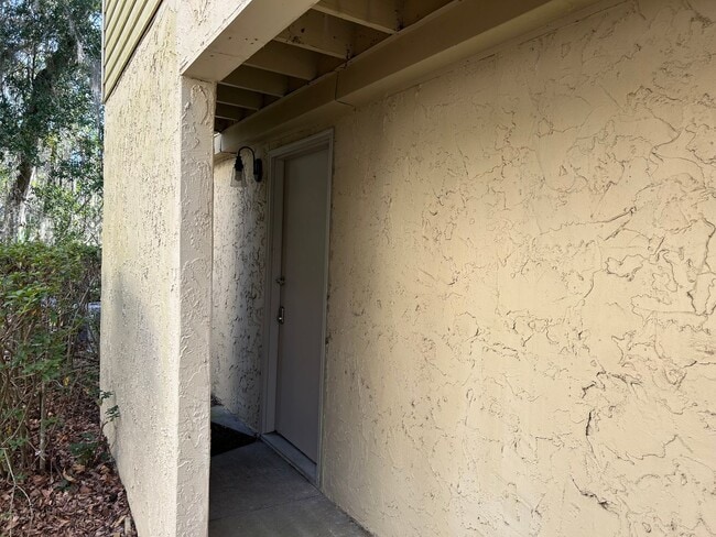 Building Photo - Walk to Campus from your Downstairs Flat