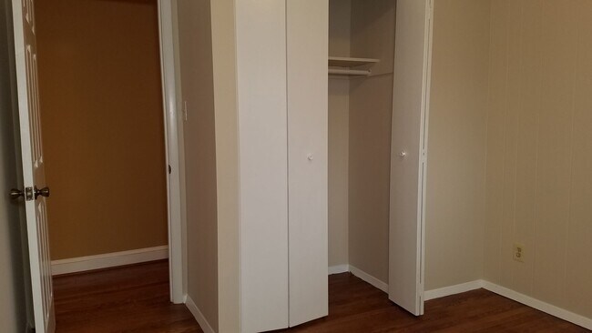 Building Photo - Spacious single family home in established Rockville neighborhood available now!