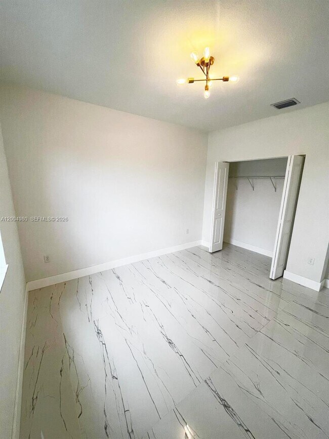 Building Photo - 833 SE 26th Rd