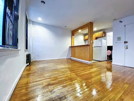 Building Photo - 139 E 12th St