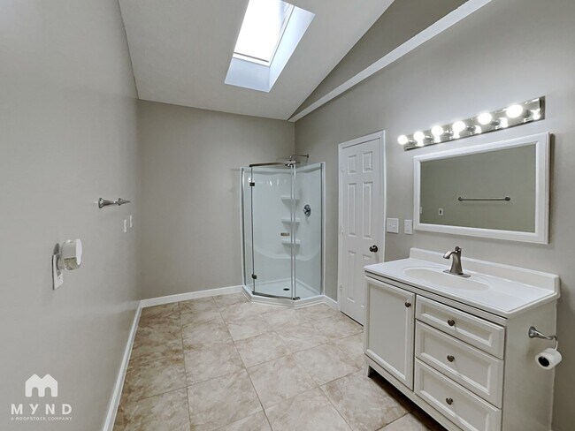 Building Photo - 3600 Clearview Dr