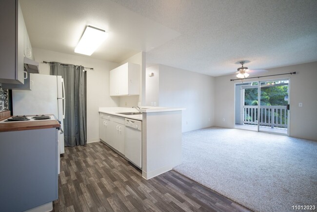 Building Photo - 2 bd, 2 ba 2 parking second story townhome...