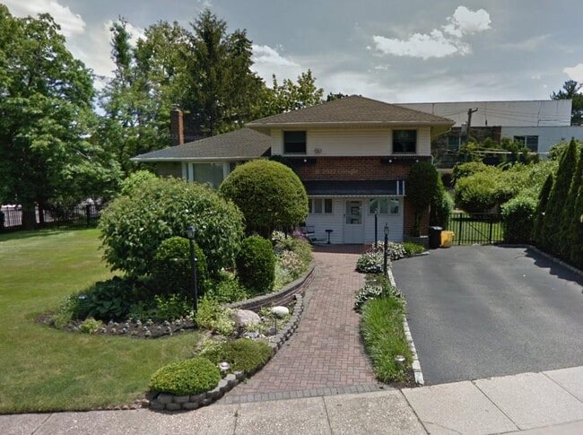 Building Photo - 310 S Oyster Bay Rd