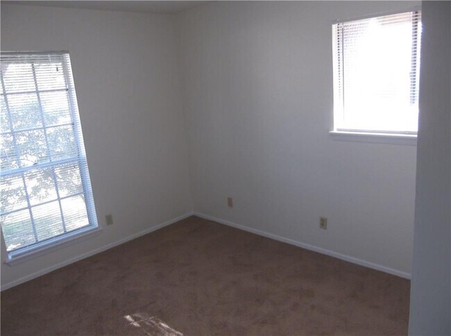 Building Photo - 2111 Falcon Hill Dr