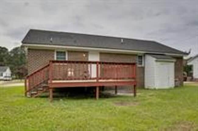 Building Photo - Brick 3 Bedroom 2 Bathroom Ranch