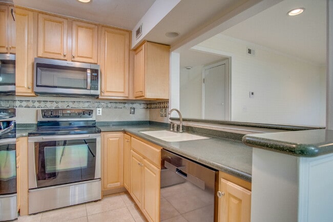 Building Photo - Stylish Condo in Waterfront Bayview Terrace – Updated Interiors, In-Unit Washer/Dryer, Access to ...