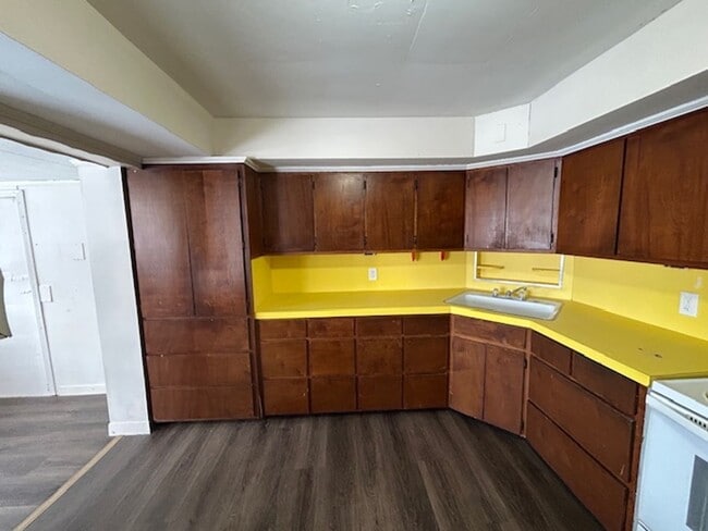 Building Photo - 5 Bed - 1.5 Bath Single Family Home in Lorain