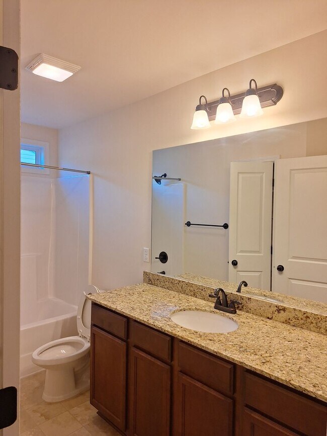 Building Photo - Wonderful Three Bedroom Home in Northeast ...