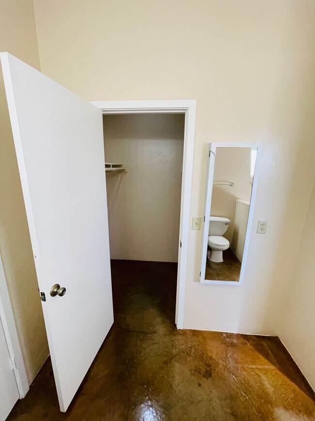 Building Photo - Single Family Home Style Unit w/ A/C, High...