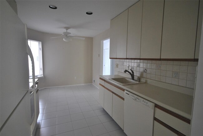 Building Photo - 423 Elton Ct E