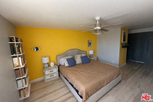 Building Photo - 5301 Balboa Blvd