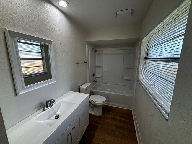 Building Photo - 2/2 Fully Renovated Home in Silver Springs Shores