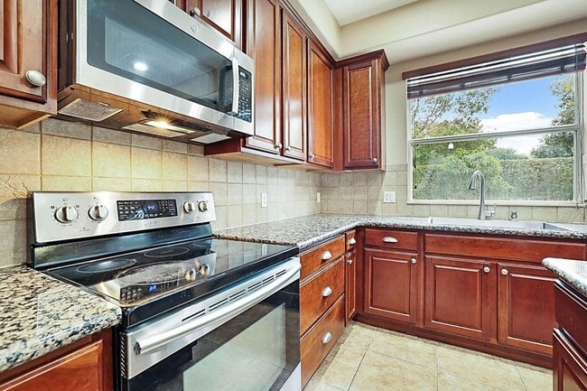 Building Photo - 748 Cresta Cir