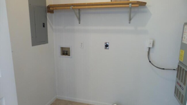 Building Photo - 651 Carol Ann Dr