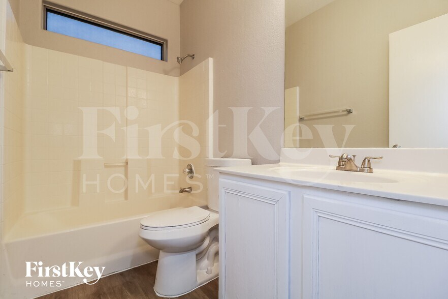 Building Photo - 601 W Elm Ln