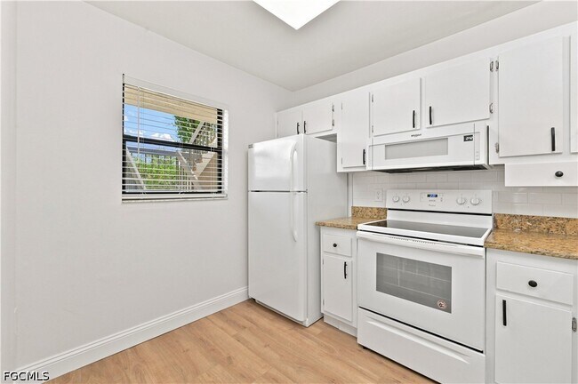 Building Photo - 9261 Central Park Dr