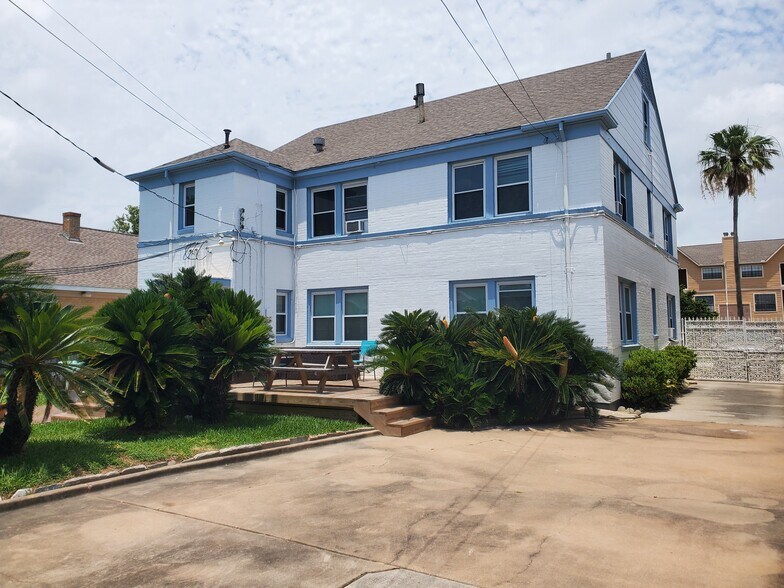 Enclosed backyard, deck - 4309 Avenue N