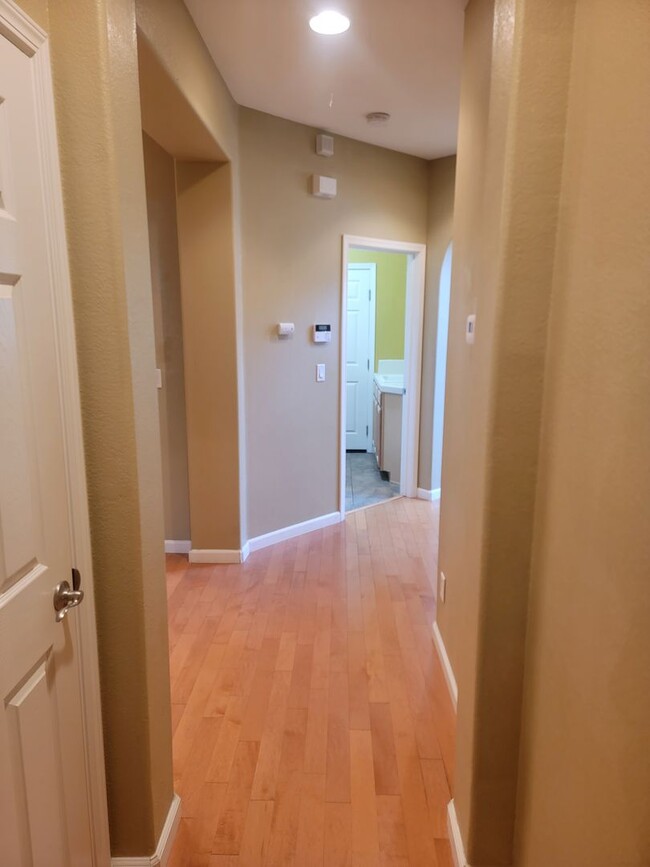 Building Photo - Gorgeous 4 bedroom 2.5 bath with large bon...