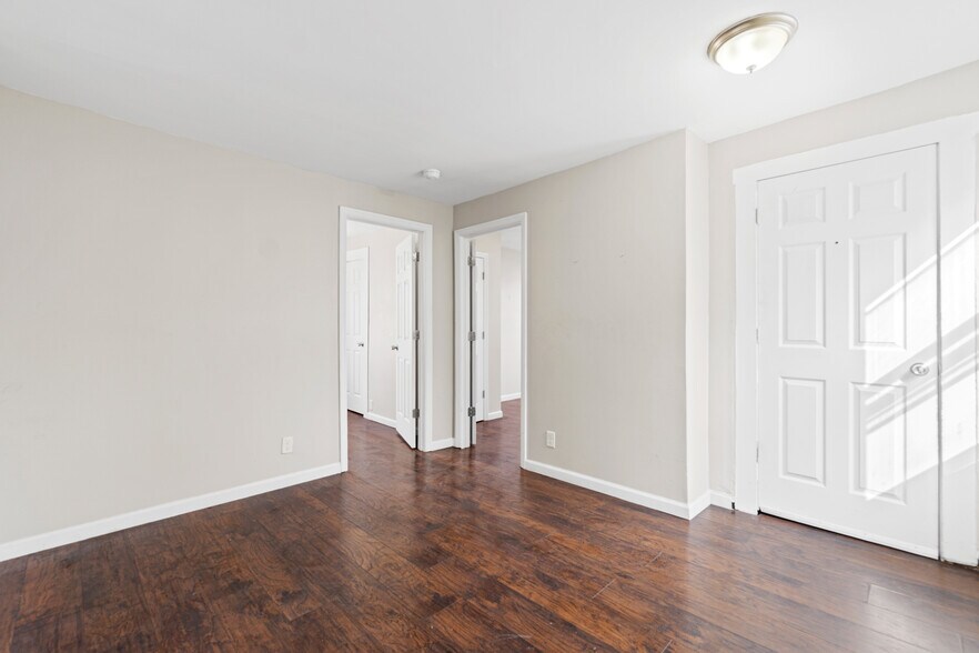 Building Photo - 170 Mapes Ave