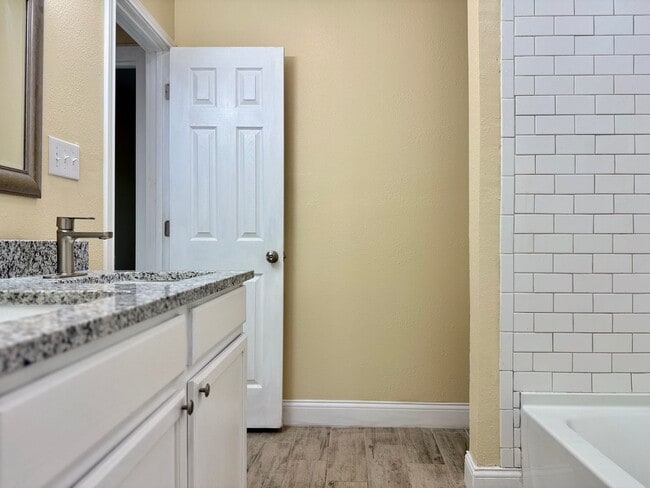 Building Photo - House For Rent