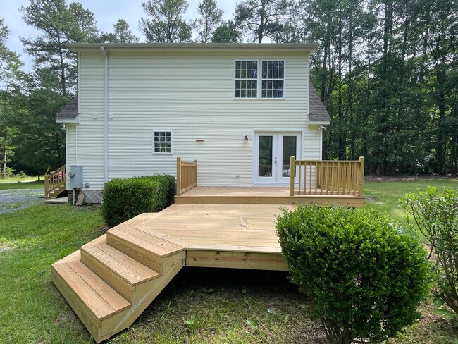 Building Photo - Beautiful, updated 3 BR 2 BA home in peace...