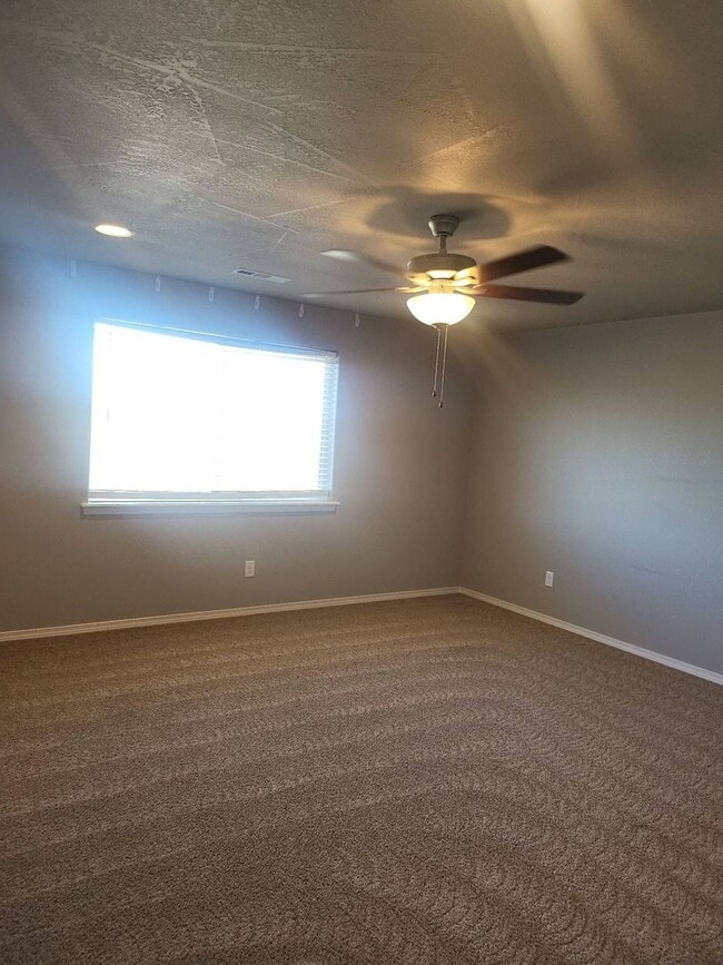 Building Photo - Beautiful 5 bedroom 3 bath home in Mae Valley area of Moses Lake