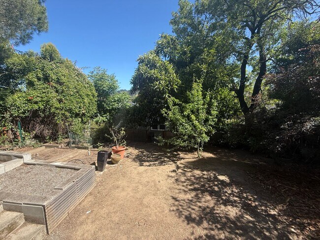 Building Photo - THREE BEDROOM / TWO BATH HOME IN NICE NEIG...