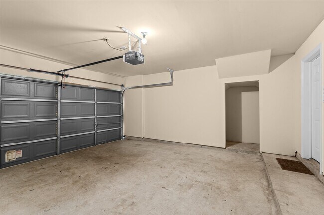 Building Photo - 3318 Clearview Villa Way