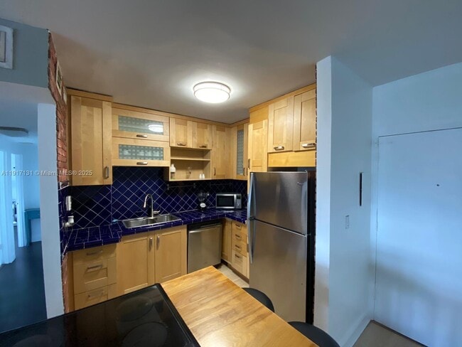 Building Photo - 7441 Wayne Ave