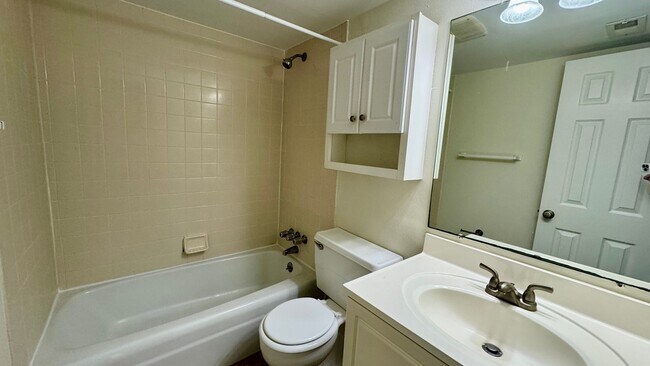 Building Photo - Great location! - FREE PARKING - Walk To Shands and VA