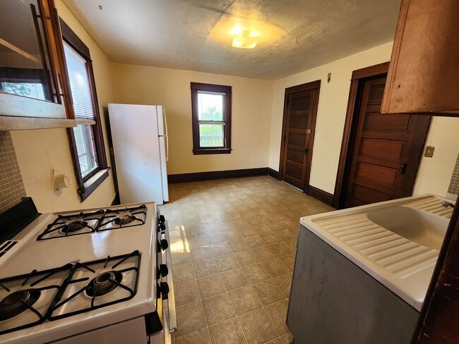 Building Photo - Williamson Tri-plex