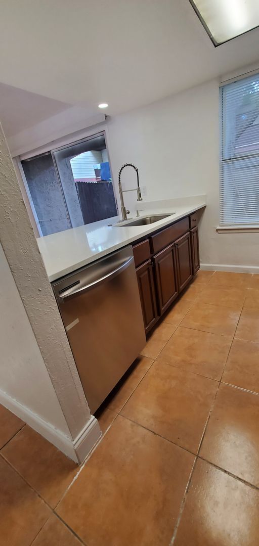 Building Photo - Spacious 2 bedroom near the Mall at Millenia