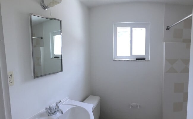 Building Photo - 1001 Hansen St