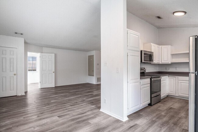 Building Photo - Spacious duplex in Fayetteville!