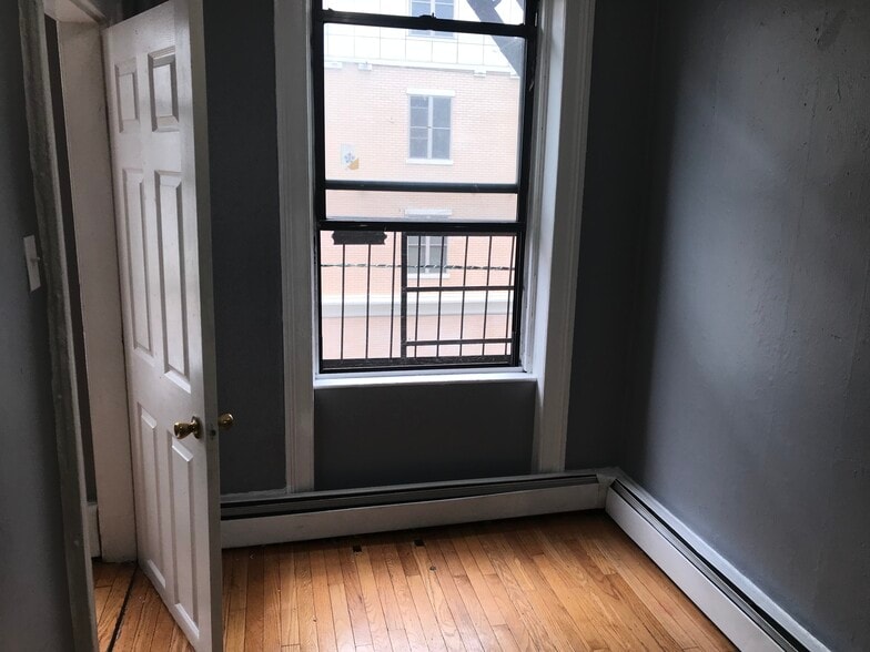 Building Photo - 16 Westervelt Pl