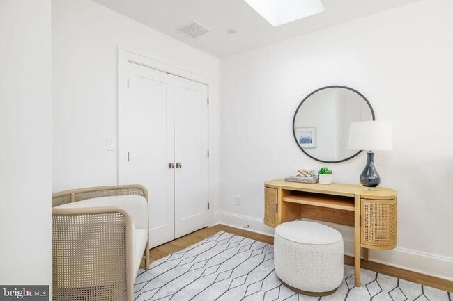 Building Photo - 2460 Ontario Rd NW