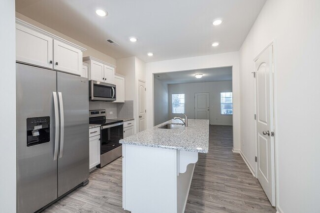 Building Photo - Cover front porch, two bedroom 2 1/2 bath townhome