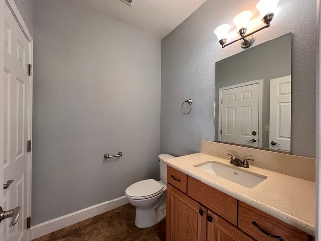 Building Photo - FANTASTIC 2 STORY HOME, 3 bedroom, 2.5 bat...