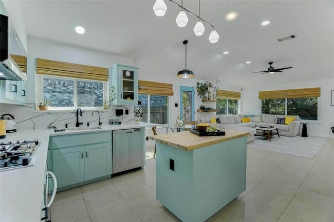 Building Photo - 10916 Sierra Oaks