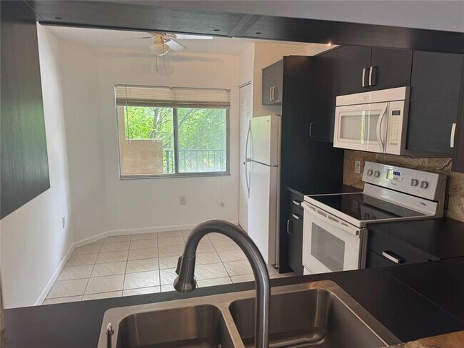 Building Photo - 950 SW 138th Ave