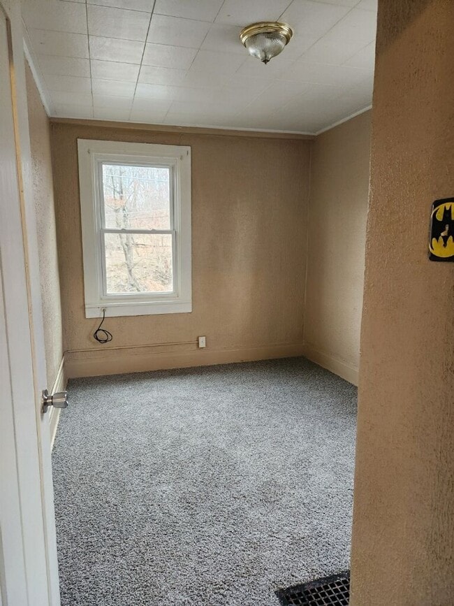 Building Photo - Nice 3 BR