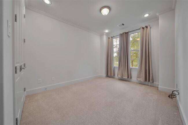 Building Photo - 42 Wooded Park Pl