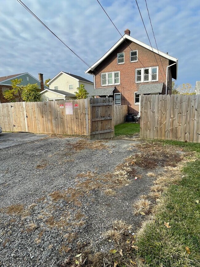 Building Photo - 918 Carpenter St