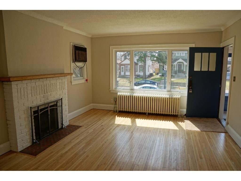 Building Photo - 2095 Wellesley Ave