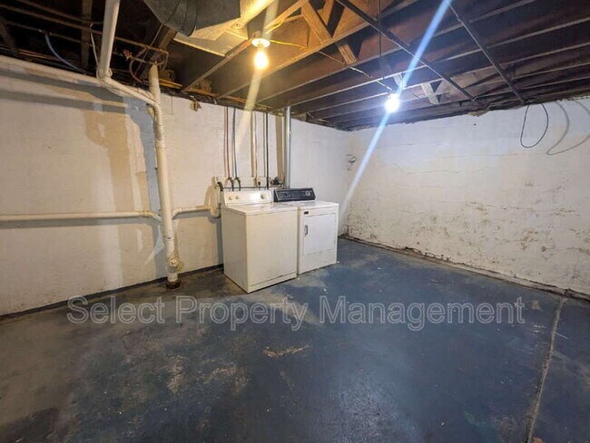 Building Photo - 822 Nuttman Ave