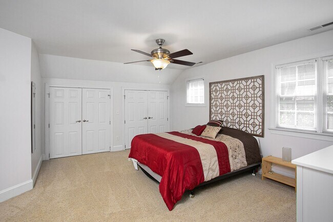 Building Photo - Contemporary 3-Bedroom 2-Bath Townhome in Chapel Hill Close to UNC and Hospital!